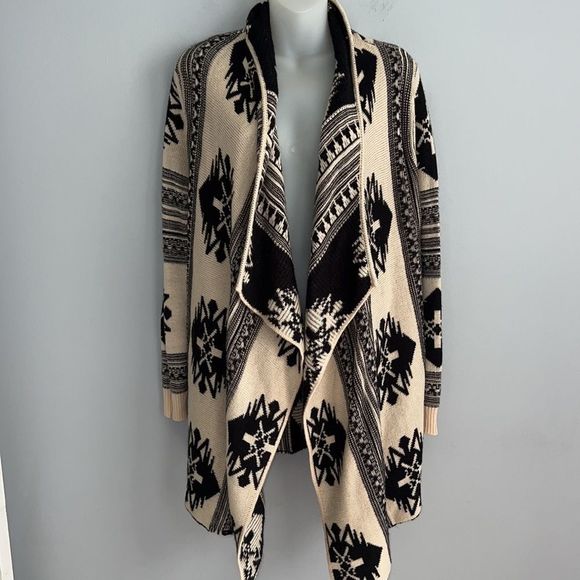 Black and Cream Patterned Women's Sweater - Picture 2 of 13